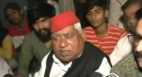 Political Tensions Rise After Death of Stenographer in Ayodhya; Samajwadi Party Leader Awadhesh Prasad Protests
