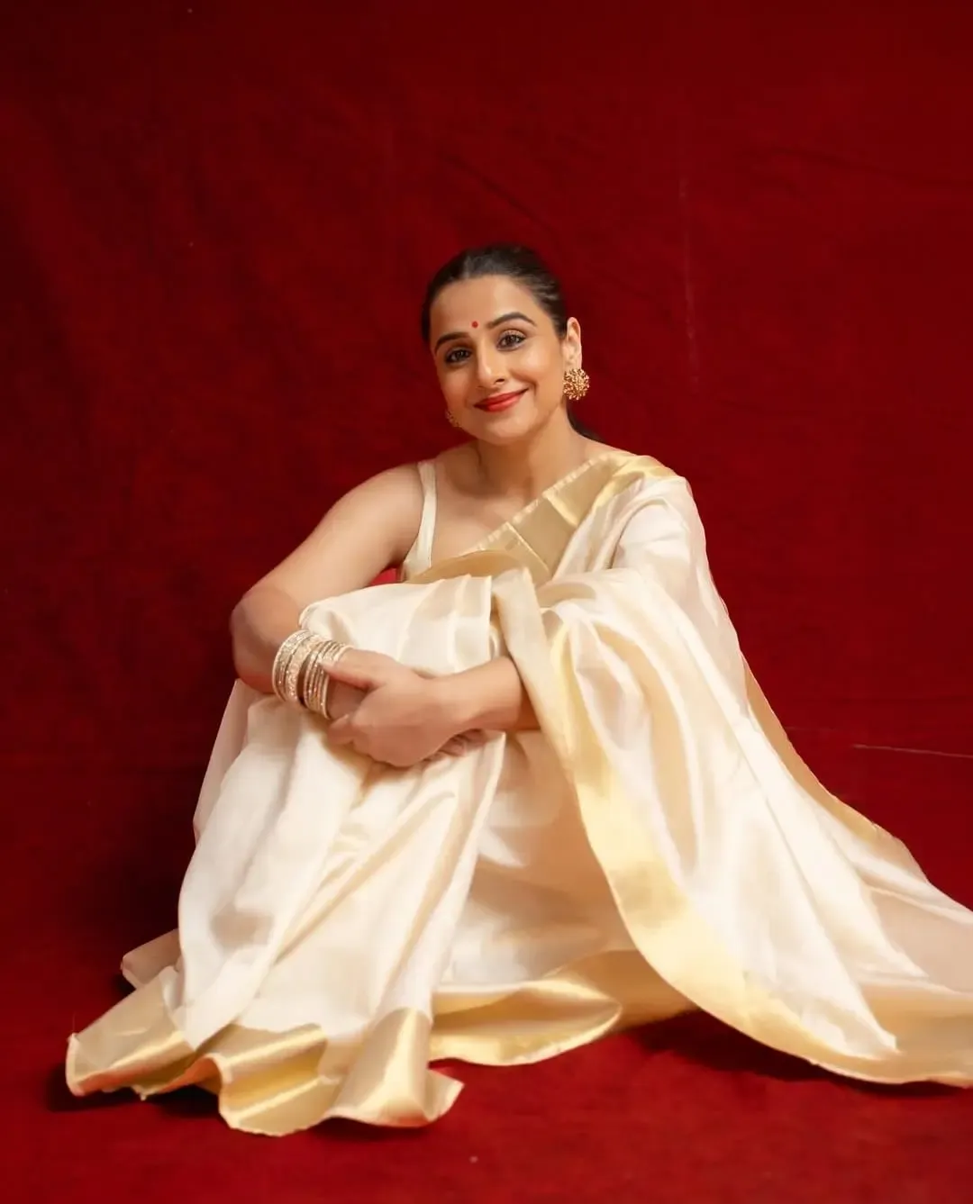 क्या पोंगल पर सफेद साड़ी में विद्या बालन से लेकर जान्हवी कपूर तक बॉलीवुड डीवाज का ट्रेडिशनल चार्म है?