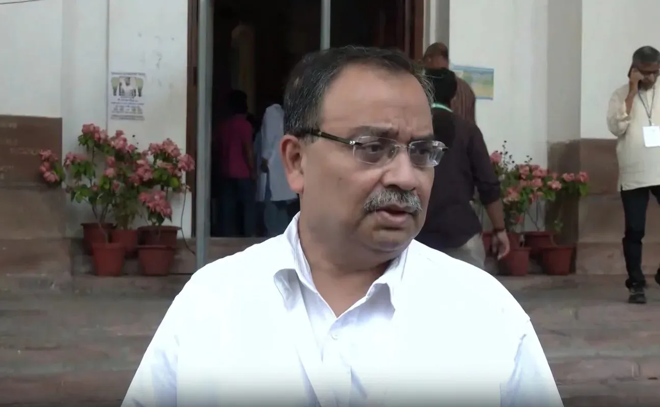 पोस्ट-पोल हिंसा PIL: ममता बनर्जी काला कोट पहन कलकत्ता हाईकोर्ट पहुंचीं, BJP ने कहा 'सिर्फ नाटक'