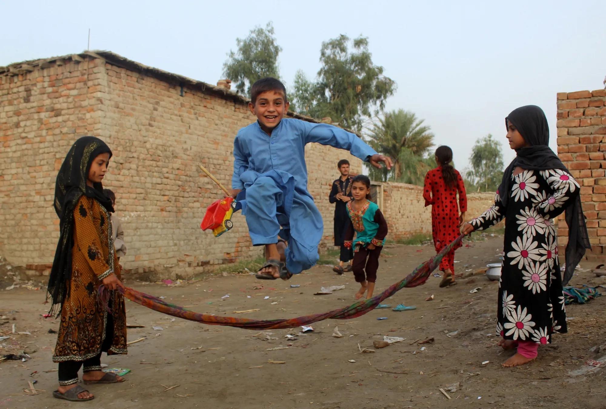 SPDC Report Reveals Pakistan's True Poverty Rate at 43.5%25