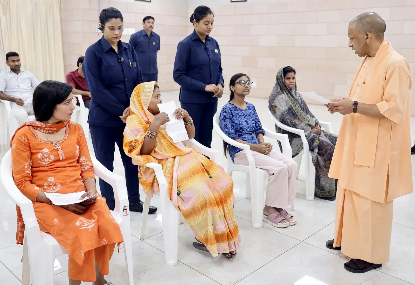 सीएम योगी का जनता दर्शन: लखनऊ में फरियादियों की सुनी समस्याएं, अधिकारियों को समयसीमा में निस्तारण के निर्देश