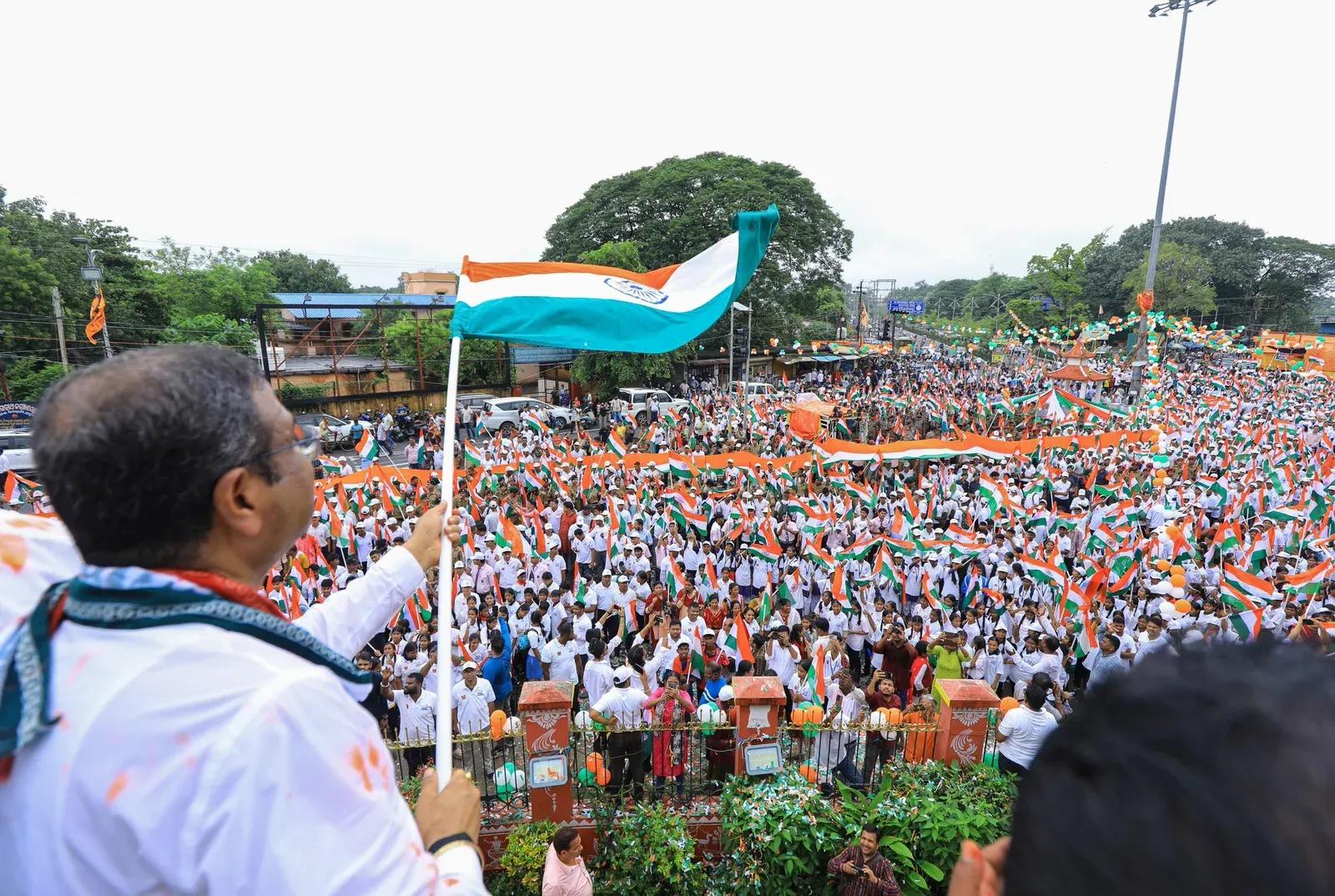 Pradhan joins Tiranga Padayatra in Sambalpur, backs Har Ghar Tiranga