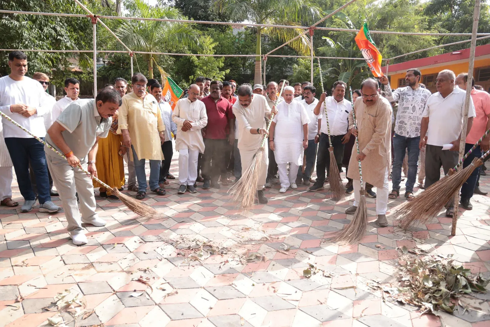 Pradhan leads Swachh Bharat Shramdaan in Bhopal on 12 years of Modi govt