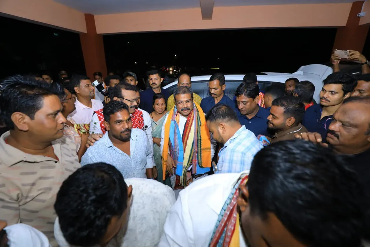 Pradhan Meets Redhakhol Residents, Backs 'Double Engine' Growth