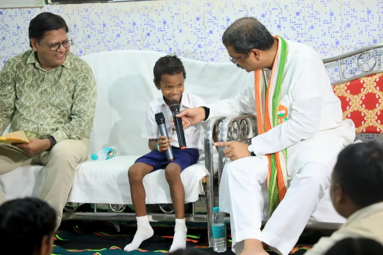 Pradhan Meets Tribal Students at Jharbahal SSD School