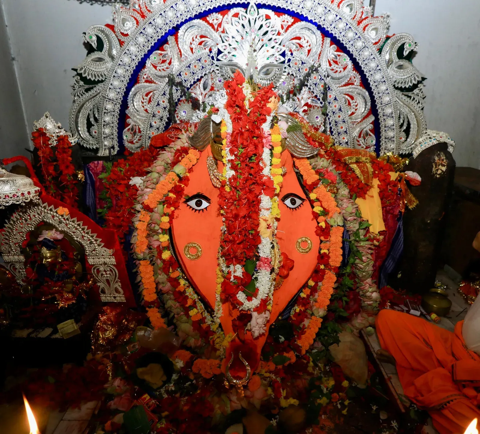 Pradhan seeks blessings at Samaleswari Temple on Maha Navami