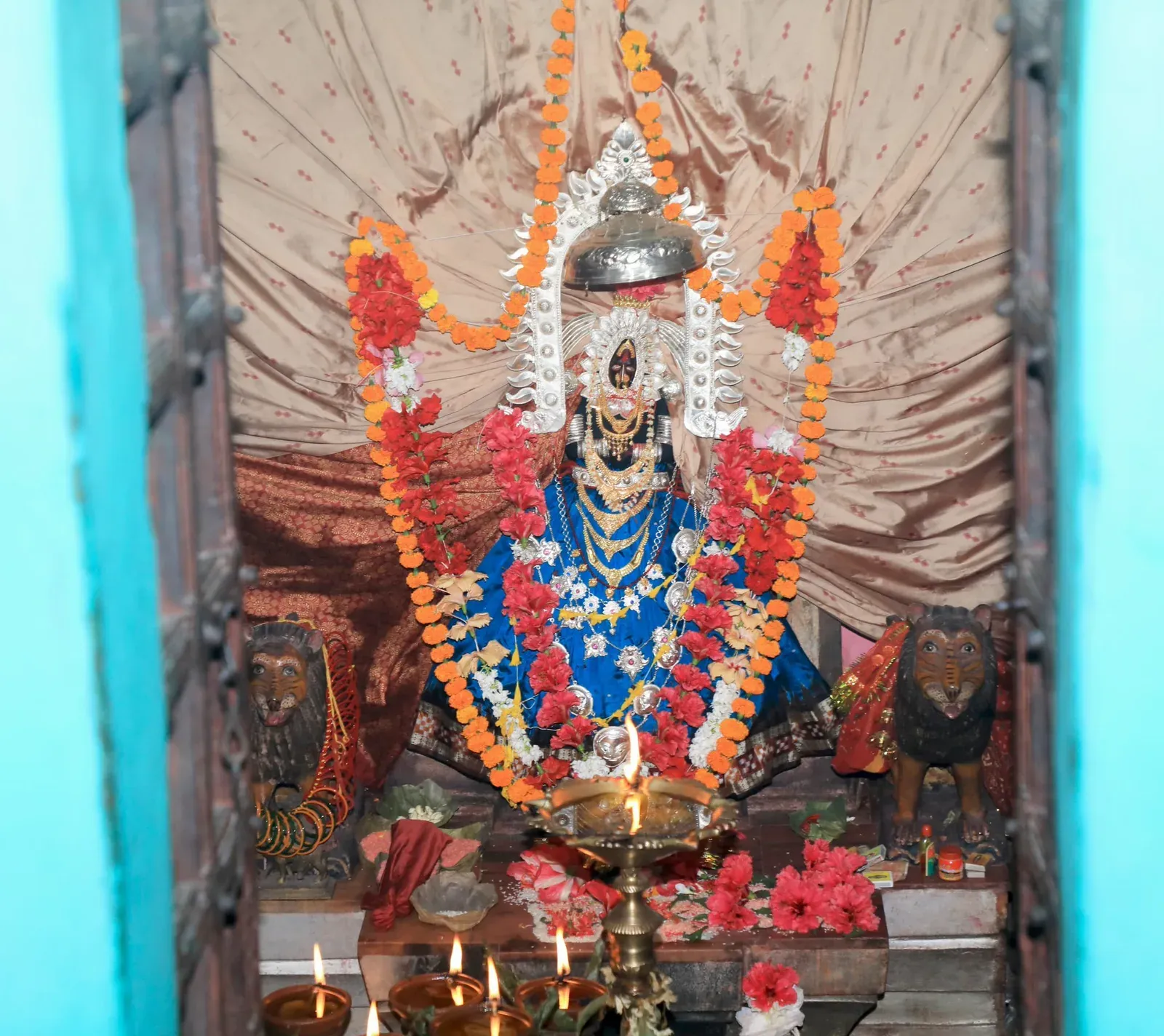 Pradhan seeks blessings at Sambalpur's Ramachandi Peeth