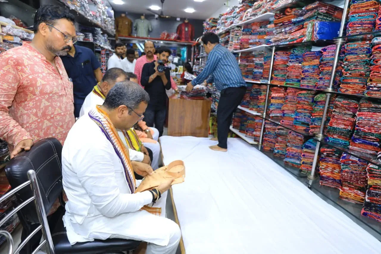 Pradhan shops Sambalpuri handloom in his own constituency