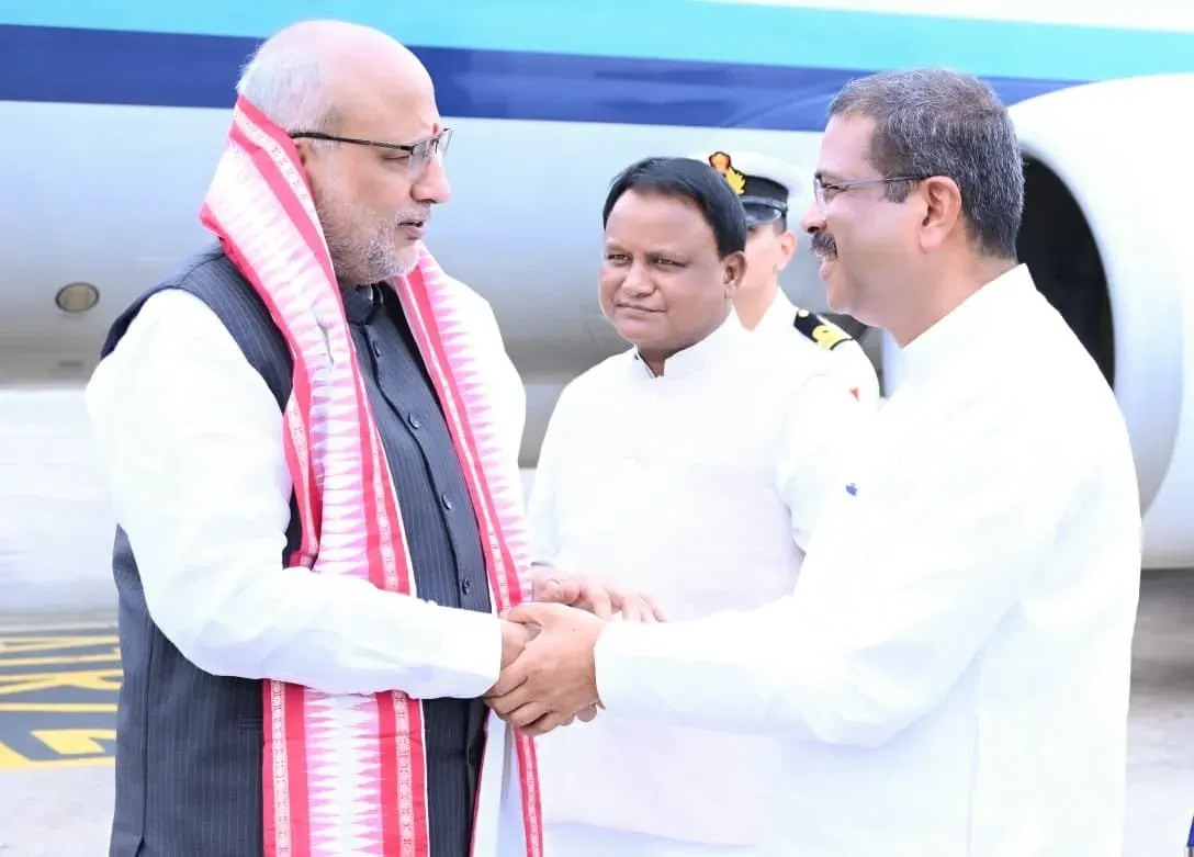 Pradhan Welcomes Vice President to Bhubaneswar
