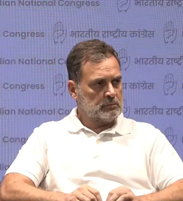 राहुल गांधी का हमला: 'मोदी और अमित शाह में संसद में विपक्ष के सामने खड़े होने की हिम्मत नहीं'