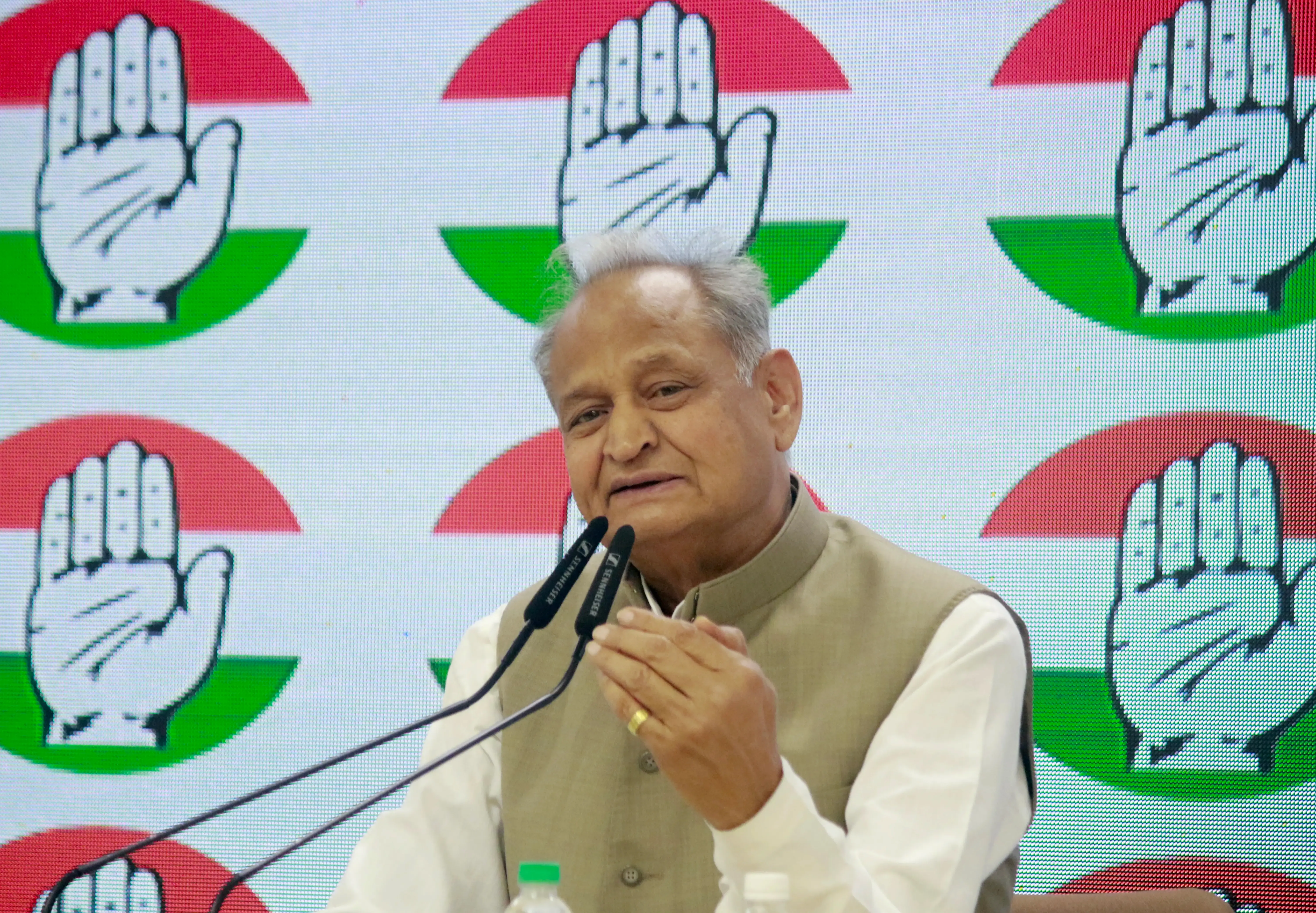 क्या प्रधानमंत्री मोदी का मणिपुर दौरा पहले होना चाहिए था? : अशोक गहलोत