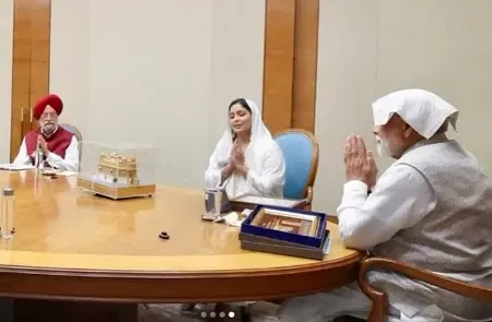 प्रधानमंत्री मोदी से मिलने पहुंचीं गायिका हर्षदीप कौर, साझा की खास मुलाकात की तस्वीरें