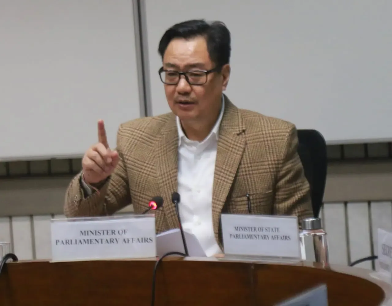 क्या विपक्ष प्रदूषण पर चर्चा से भागा? सदन में हंगामा : किरेन रिजिजू