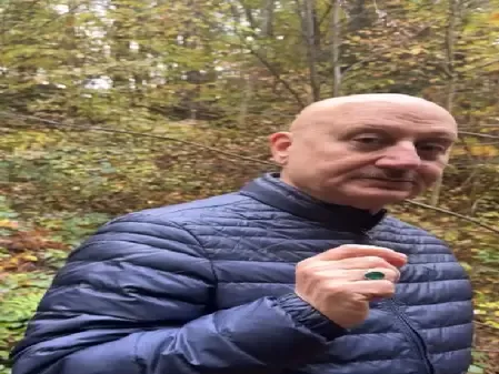 प्रकृति की गोद में अनुपम खेर को आई बचपन की याद, सेल्फ-हीलिंग पर की बात 