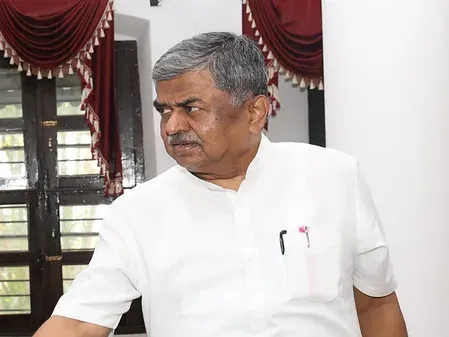 Pralhad Joshi slams K'taka Congress chief Hariprasad over 'Gandhi-Godse-Cow' remarks