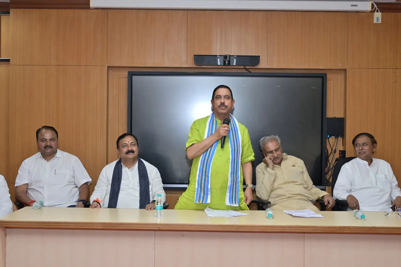 Pralhad Joshi campaigns for BJP's Sankanur at Dharwad Agri University