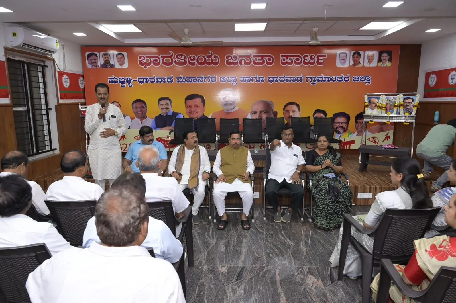 Pralhad Joshi chairs SIR meet at Hubballi BJP office
