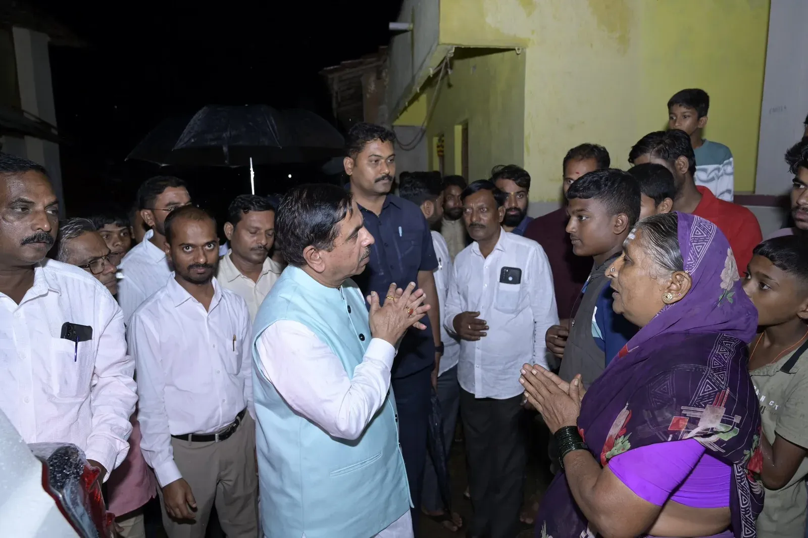 Pralhad Joshi condoles death of BJP worker Ajjappa Byahatti
