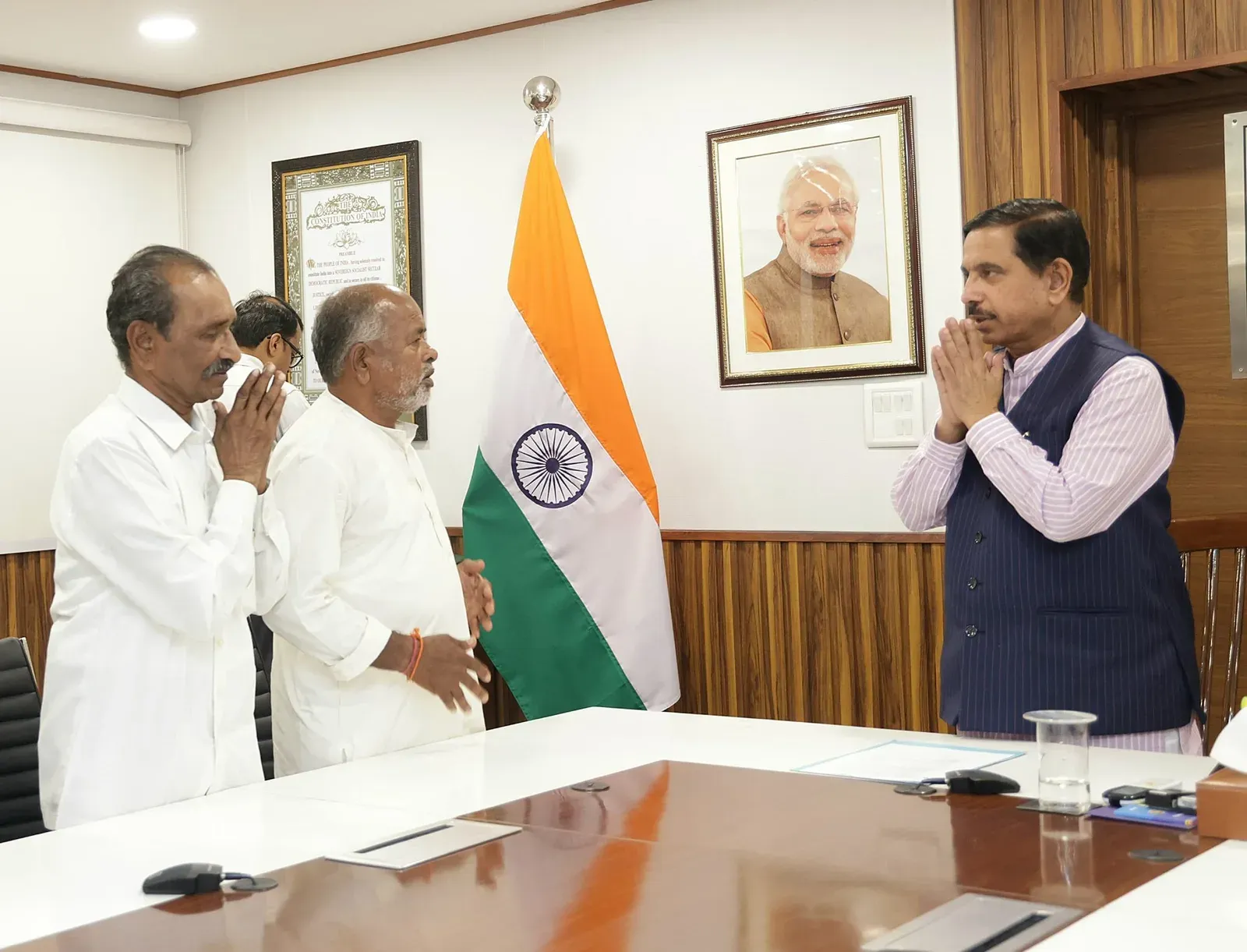 Pralhad Joshi meets Belagavi farmers at Delhi residence