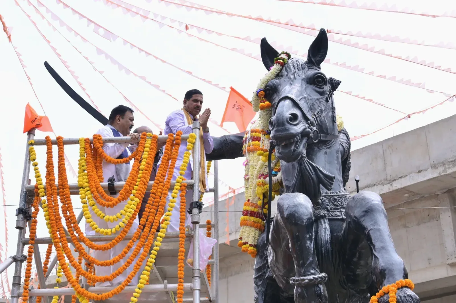 Pralhad Joshi pays tribute to Kittur Rani Chennamma on 248th Jayanti
