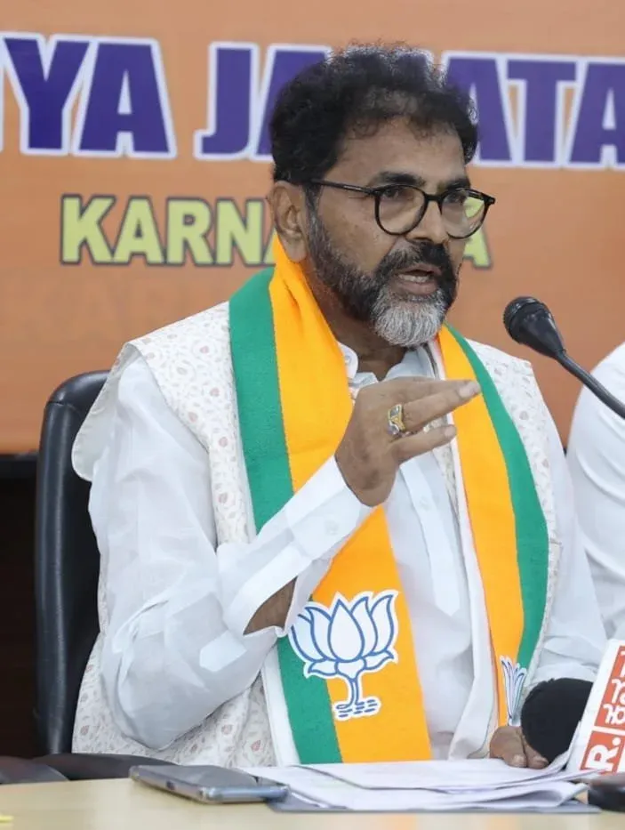 Pralhad Joshi Wishes Chalavadi Narayana Swamy on Birthday