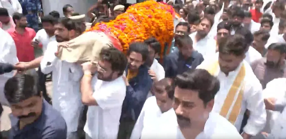 Prateek Yadav cremated in Lucknow; Akhilesh, family bid tearful farewell