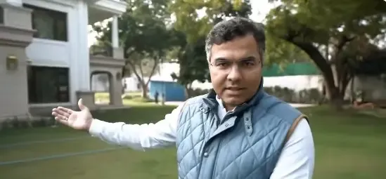 प्रवेश वर्मा ने केजरीवाल को 'दिल्ली का डकैत' करार दिया, 'शीशमहल' की लग्जरी का किया खुलासा