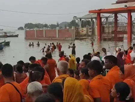 प्रयागराज : दशाश्वमेध घाट पर लगा कांवड़ियों का तांता, गंगा-यमुना के बढ़ते जलस्तर के बावजूद उत्साह बरकरार