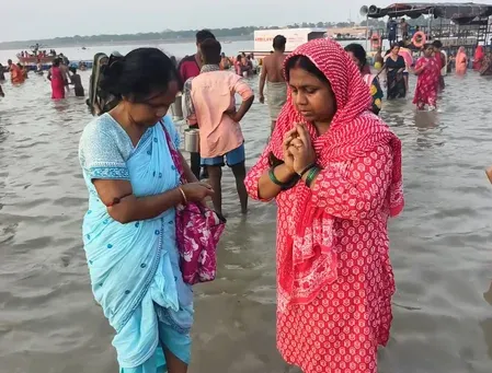 प्रयागराज में गुरु पूर्णिमा पर उमड़ा आस्था का सैलाब, श्रद्धालुओं ने संगम में लगाई पवित्र डुबकी