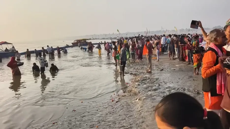 शरद पूर्णिमा 2026: प्रयागराज के त्रिवेणी संगम पर ब्रह्म मुहूर्त से उमड़े श्रद्धालु, खीर परंपरा का महत्व