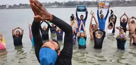 जलयोग : प्रयागराज में योग के प्रति जागरूकता के लिए तैराकों ने किया योगासन