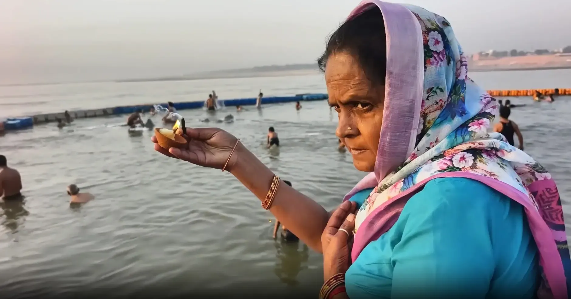 प्रयागराज संगम पर अक्षय तृतीया का जश्न, श्रद्धालुओं ने की पवित्र डुबकी
