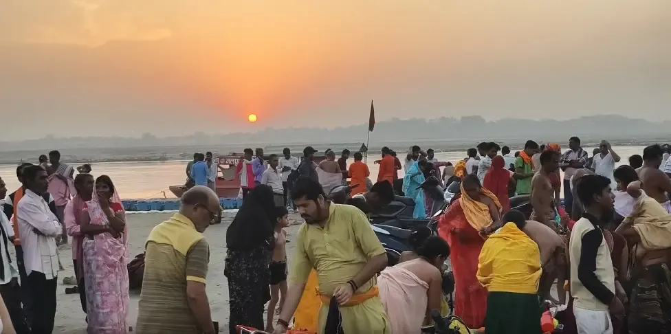 Devotees Flock to Prayagraj for Divine Blessings on Vaishakh Amavasya