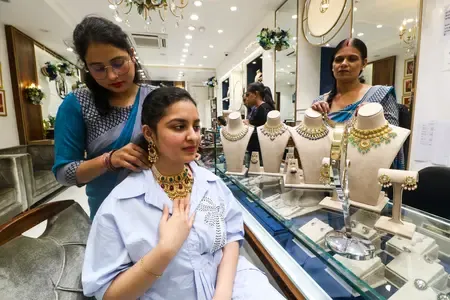 मध्य पूर्व तनावों के बीच कीमती धातुओं में बड़ी गिरावट, सोना करीब 800 रुपए सस्ता तो चांदी 2,400 रुपए से ज्यादा फिसली