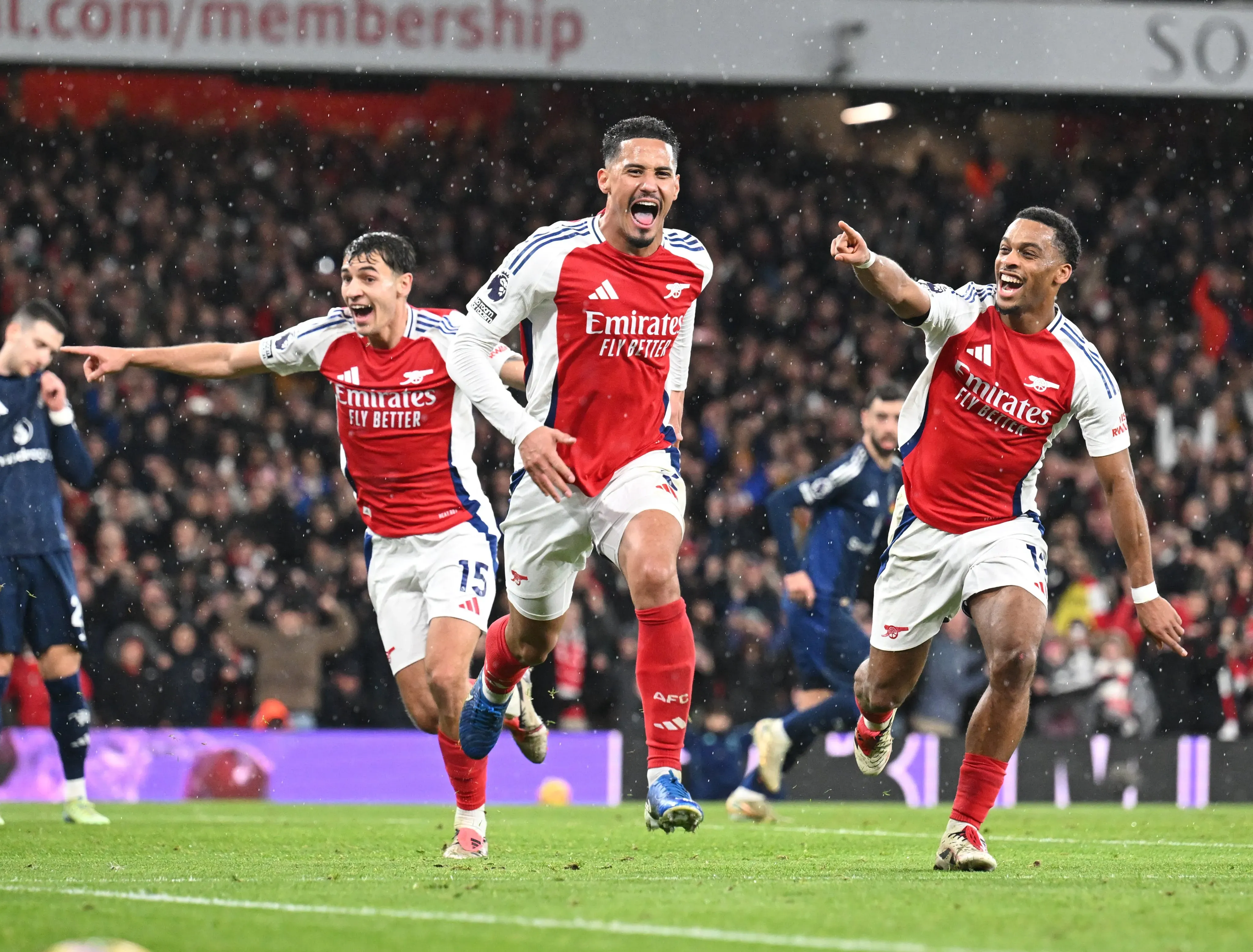 Premier League: Arsenal Triumphs Over Manchester United to Narrow Liverpool's Lead