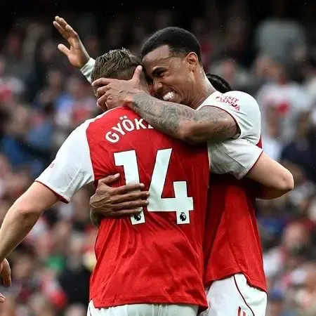Arsenal surge six points clear of Man City with dominant 3-0 win over Fulham