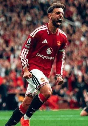 Fernandes hat-trick fires Man United to 5-2 comeback win vs Ipswich