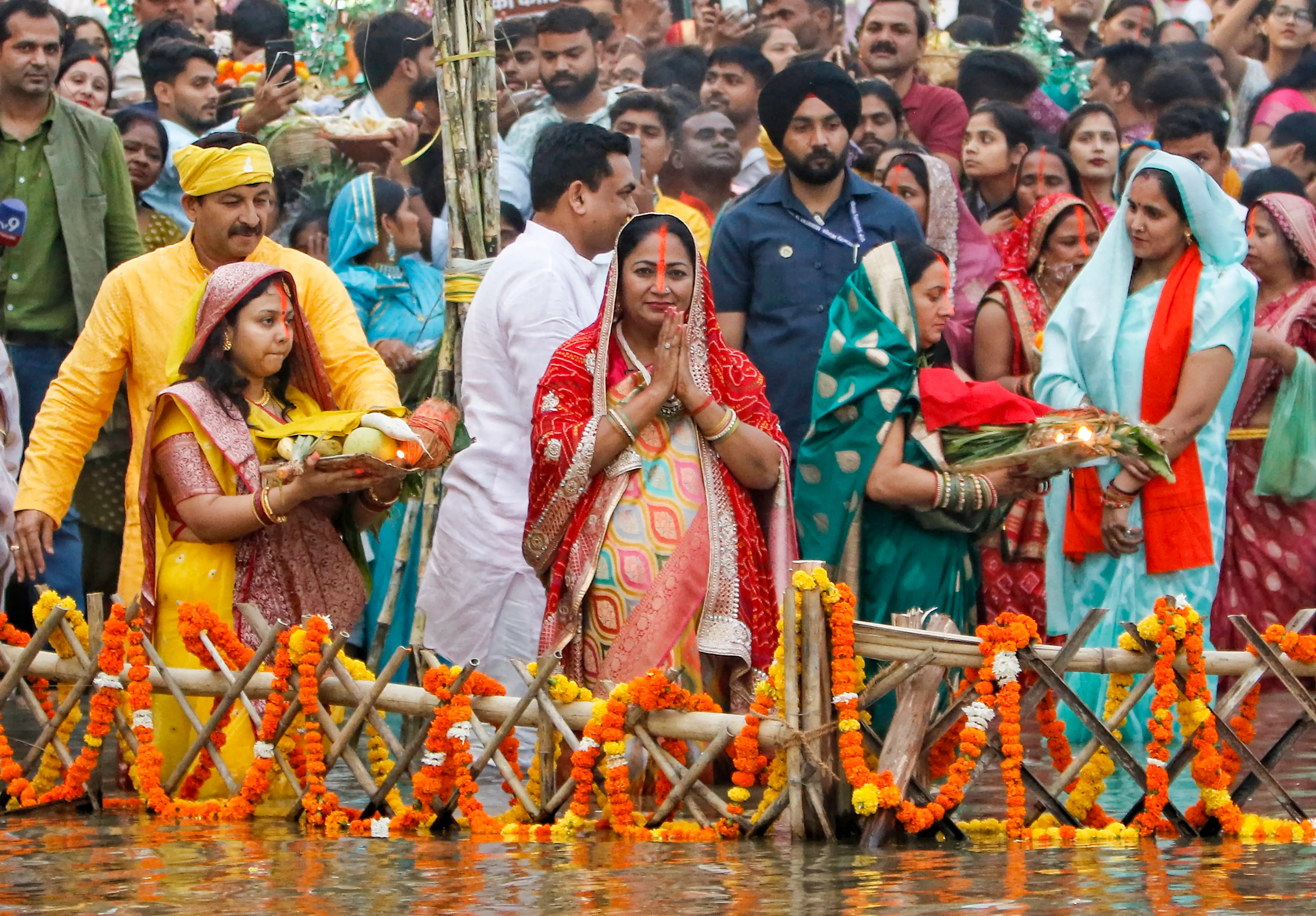 Did President Droupadi Murmu and Delhi CM Rekha Gupta Celebrate Chhath Together?