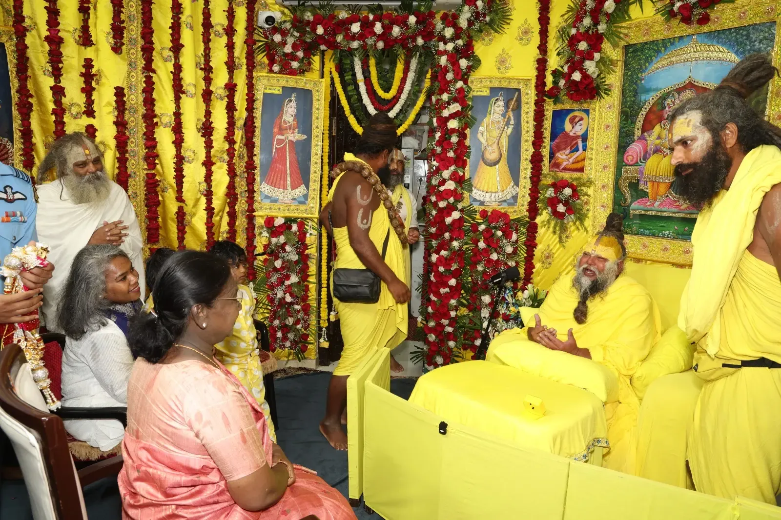 President Droupadi Murmu Engages in Spiritual Dialogue with Premanand Maharaj in Vrindavan