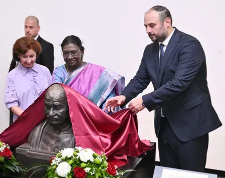 Murmu, North Macedonia President unveil Gandhi bust at Skopje Museum