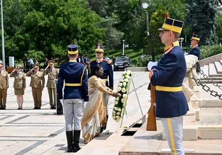 President Murmu pays tribute at Bucharest's Tomb of Unknown Soldier