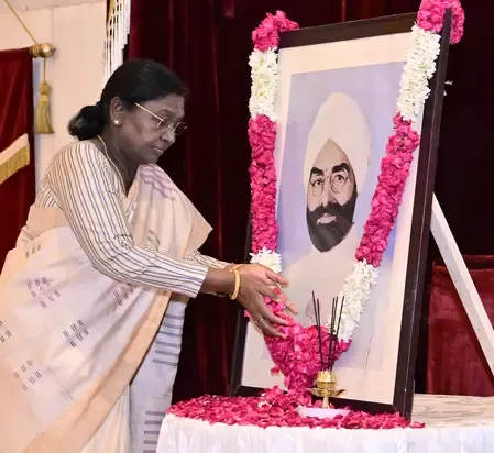 Murmu pays tribute to Giani Zail Singh on 109th birth anniversary