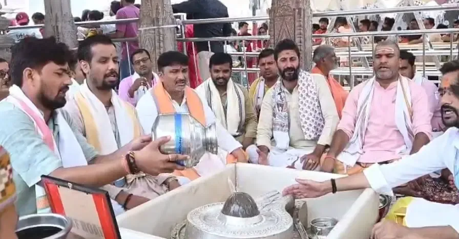 Kashi Vishwanath priests pray for Captain Smit Machchhar's recovery after flydubai heroics