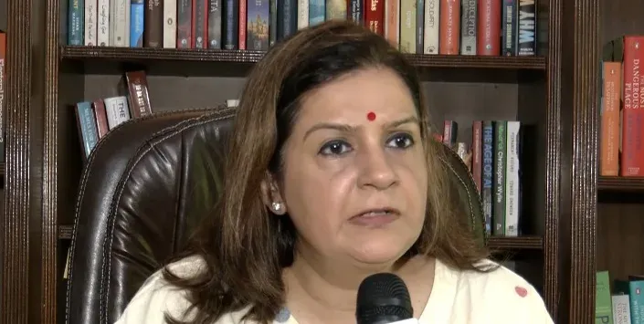प्रियंका चतुर्वेदी का संसद गतिरोध पर केंद्र को घेरा: 'जवाबदेही से बच रहे हैं गृहमंत्री'