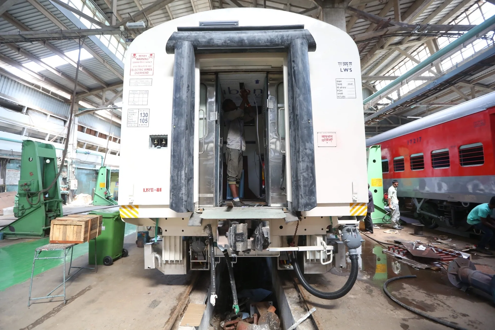 Has the production of heavy engineering equipment surpassed Rs 5.69 lakh crore in 2024-25?