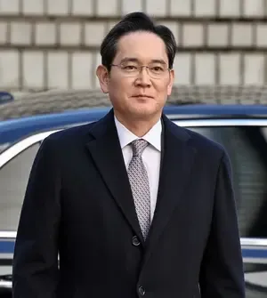 Prosecution requests panel to deliberate on whether to appeal Samsung Chairman acquittal