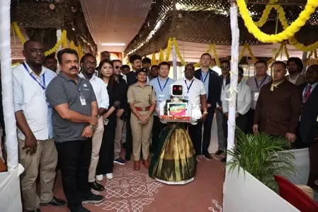 पुडुचेरी चुनाव: इलेक्शन में टेक्नोलॉजी का तड़का, पोलिंग बूथ पर रोबोट ने किया मतदाताओं का स्वागत