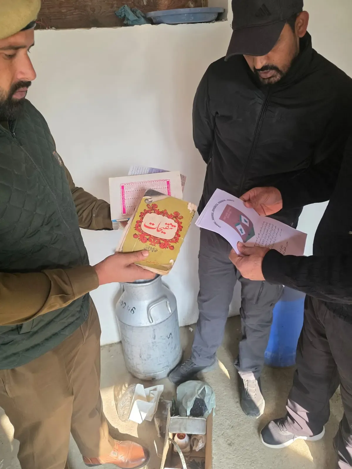 क्या पुलवामा पुलिस ने गैरकानूनी सामग्री बरामद की?