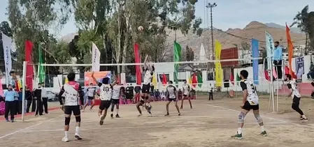 पुंछ जिले में हुआ 'पुलिस शहीद वॉलीबॉल टूर्नामेंट', एसएसपी ने खिलाड़ियों को दी अंतरराष्ट्रीय स्तर पर खेलने की शुभकामना 