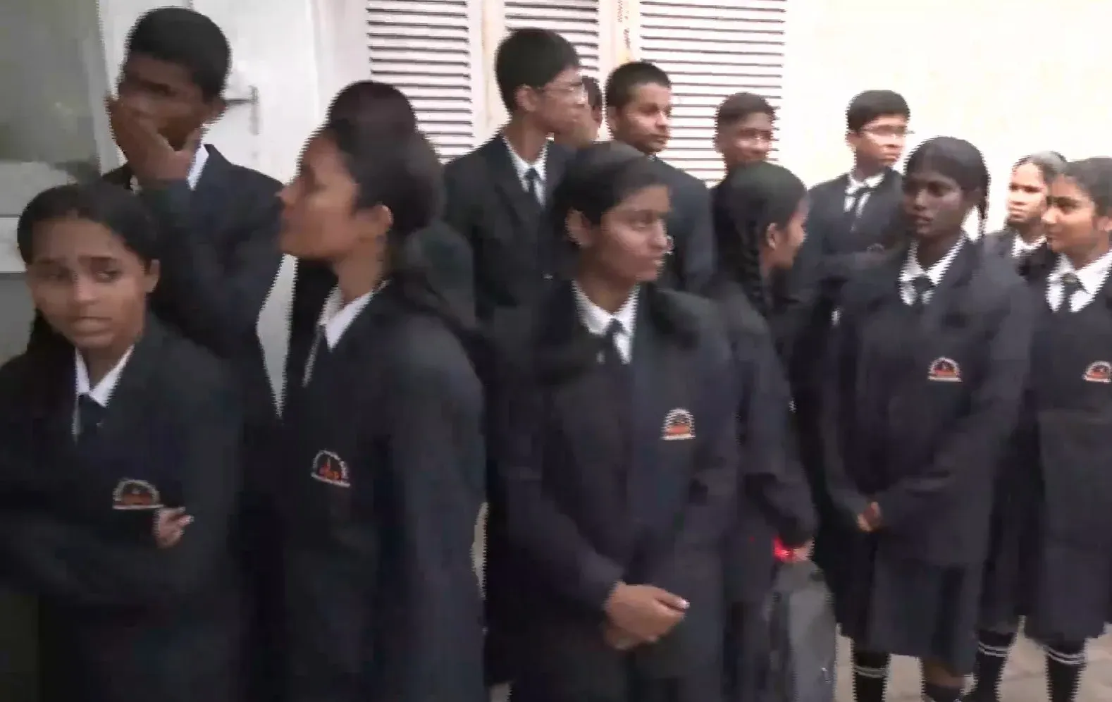 पुणे के महात्मा गांधी स्कूल के छात्र-शिक्षक मंत्री दादा भुसे के घर पहुंचे, जमीन विवाद पर माँगा समाधान